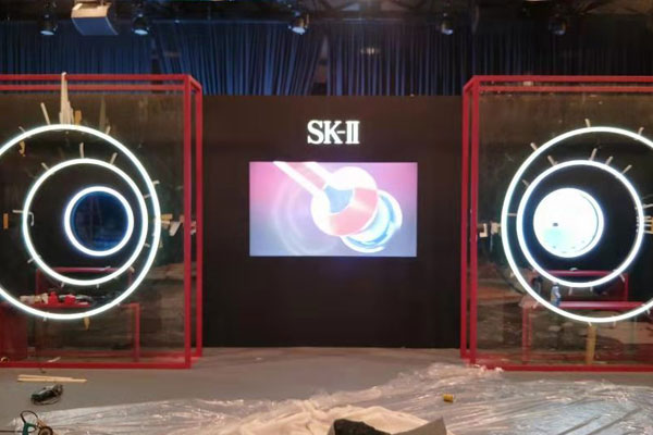 SK2化妝品天貓日定制75寸透明屏